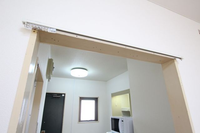 その他　カーテンレールがついているので仕切れます