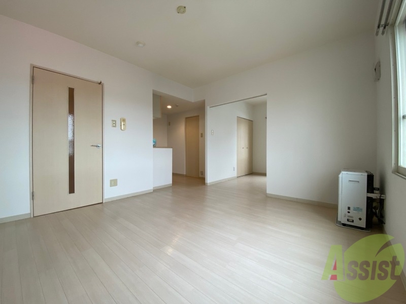 居室・リビング　リビングです。白を基調としていてお部屋全体が明るいですね！