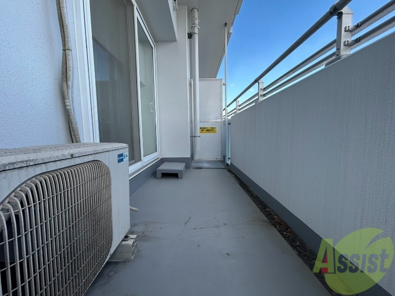 バルコニー　バルコニー。洗濯物がはかどりそうな広さがありますよ。