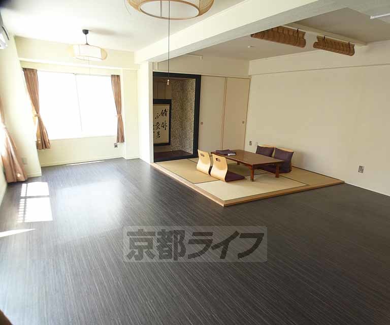 居室・リビング　広々としたお部屋と和室の調和がマッチしてます！