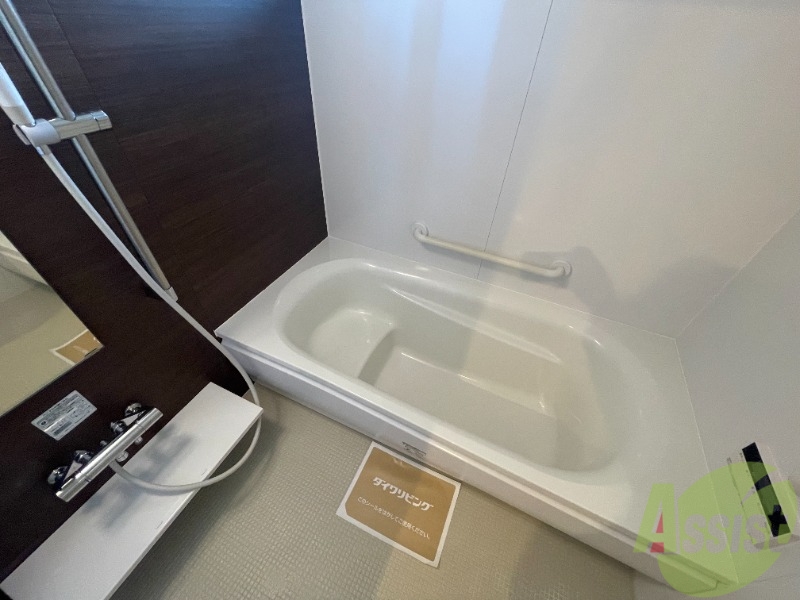 バス・シャワールーム　一坪風呂で広々足を延ばしてご入浴いただけます。