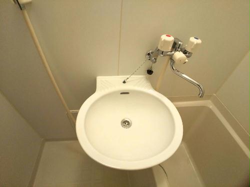 洗面設備　鏡を備え　準備のしやすい洗面台