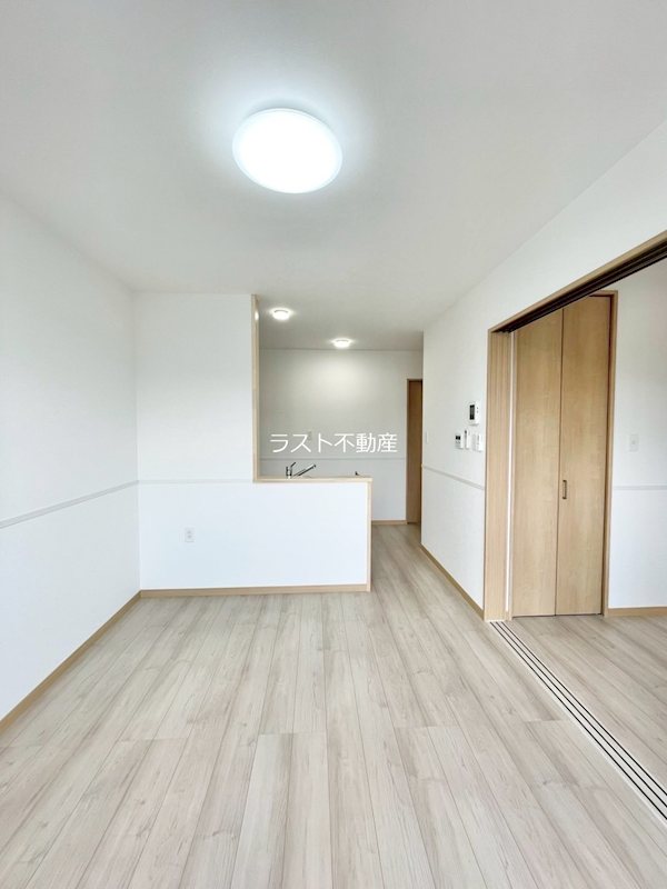 居室・リビング　写真は同タイプ、別物件の写真となります。