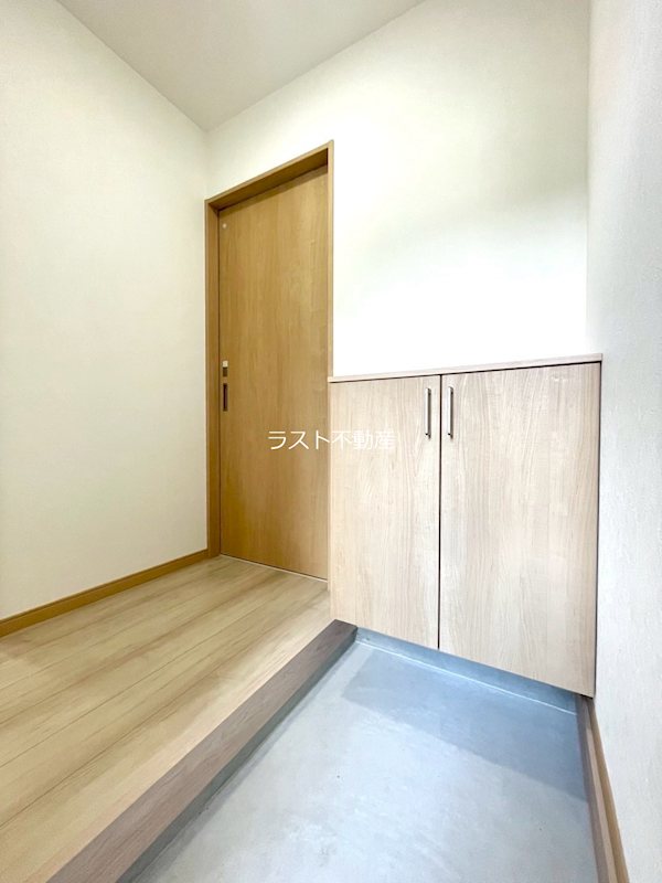 玄関　写真は同タイプ、別物件の写真となります。