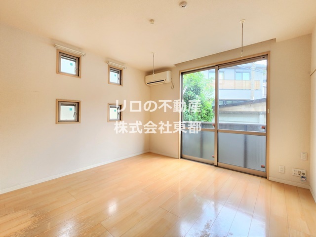 居室・リビング　４つの小窓がお洒落な明るい角部屋です♪