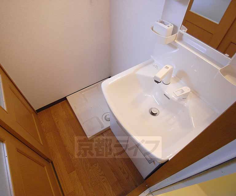 洗面設備　きれいな広い洗面台です。