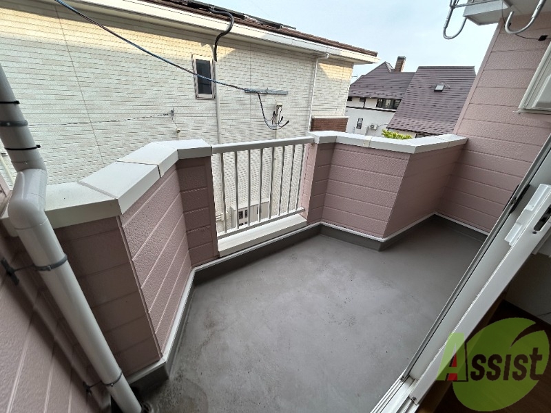 バルコニー　バルコニーは洗濯物がはかどりそうな広さがありますよ。