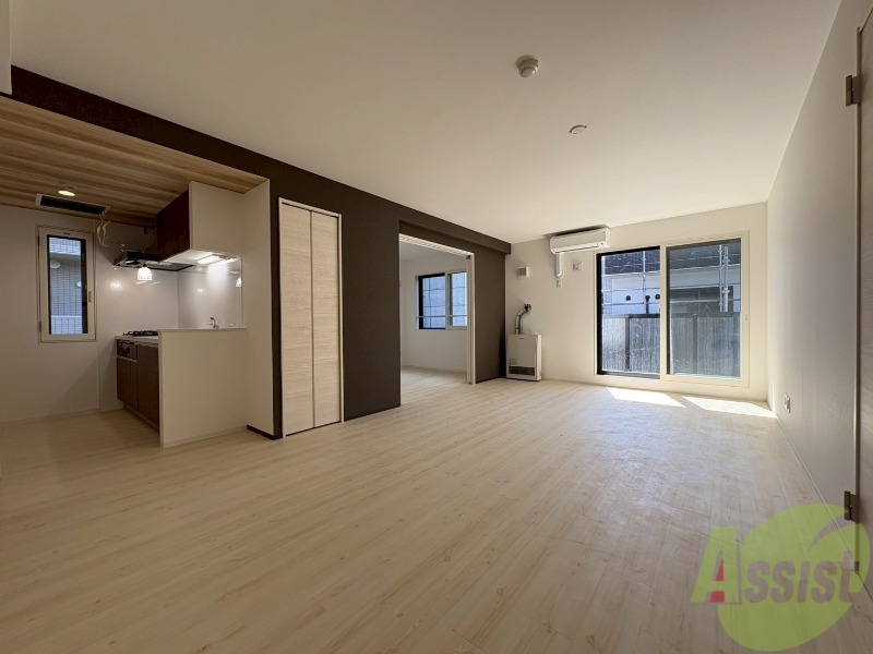 居室・リビング　アクセントクロスがお洒落なお部屋になっています！