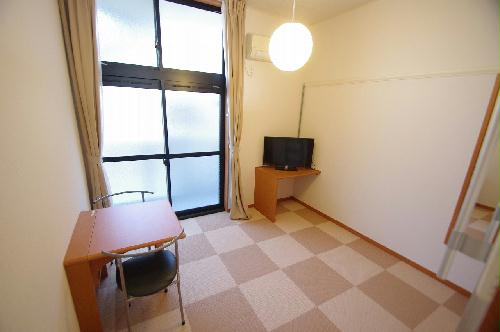 居室・リビング　大きな窓が特徴で、明るいお部屋です♪