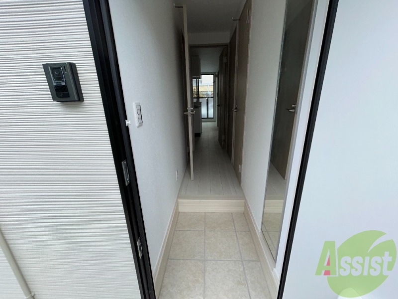 玄関　玄関から撮影しました。敷居が高くなくて安心ですね。