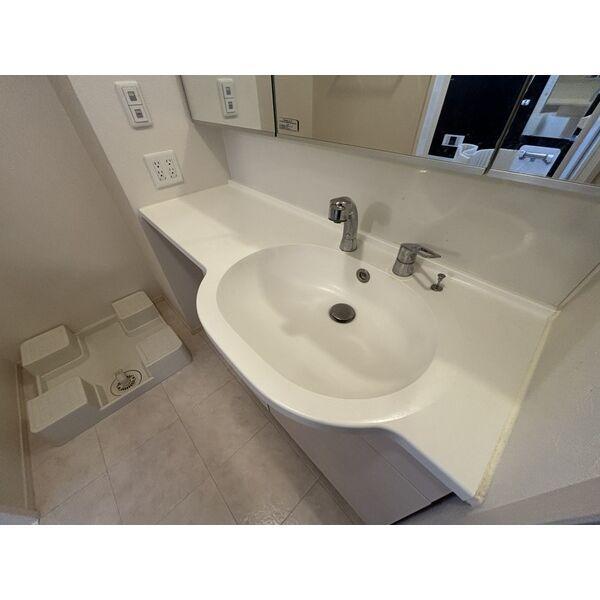 洗面設備　ゆったりとスペースのある洗面所