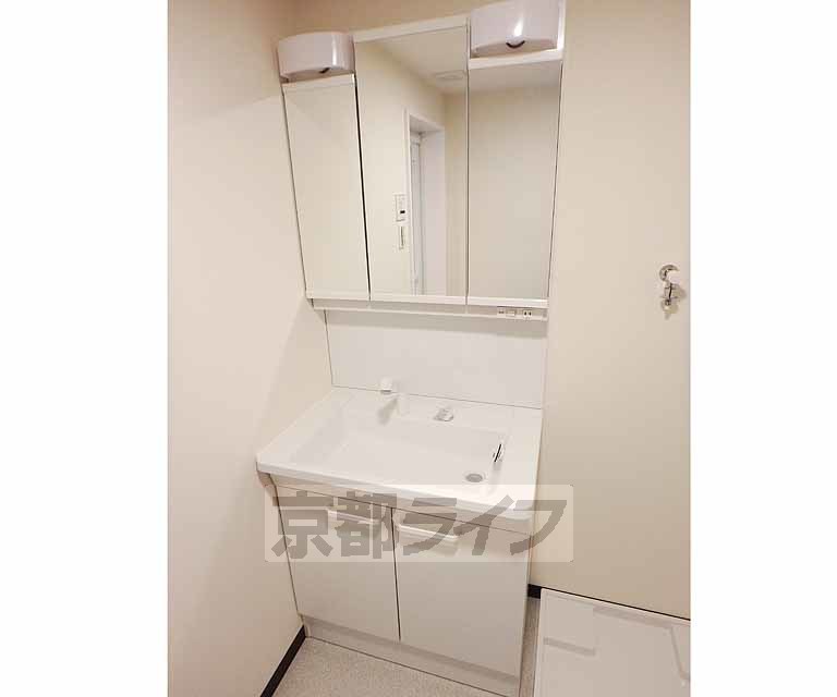 洗面設備　綺麗な独立洗面台です。