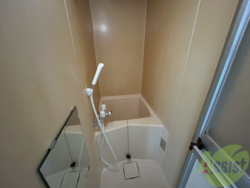 バス・シャワールーム　お風呂です。少し狭いですがシャワーするには十分ですね。