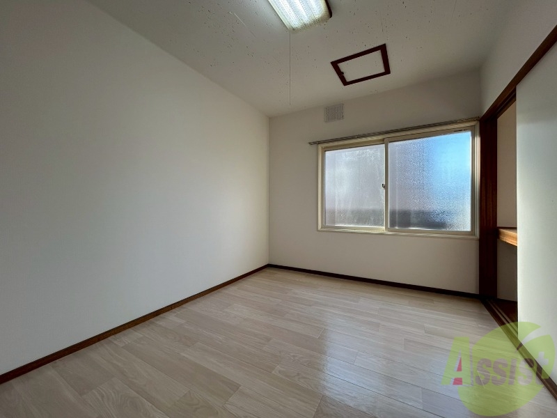 その他部屋・スペース　洋室にも南向きの窓があり日中は電気を付けなくても明るいですよ