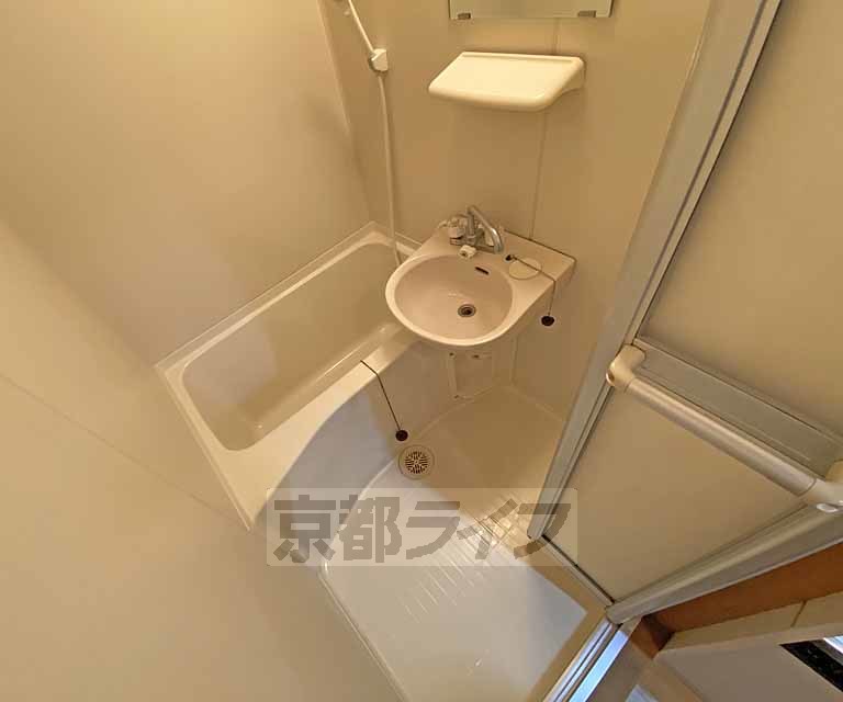 バス・シャワールーム　バス・トイレ別なのでゆったりと入ることができます。