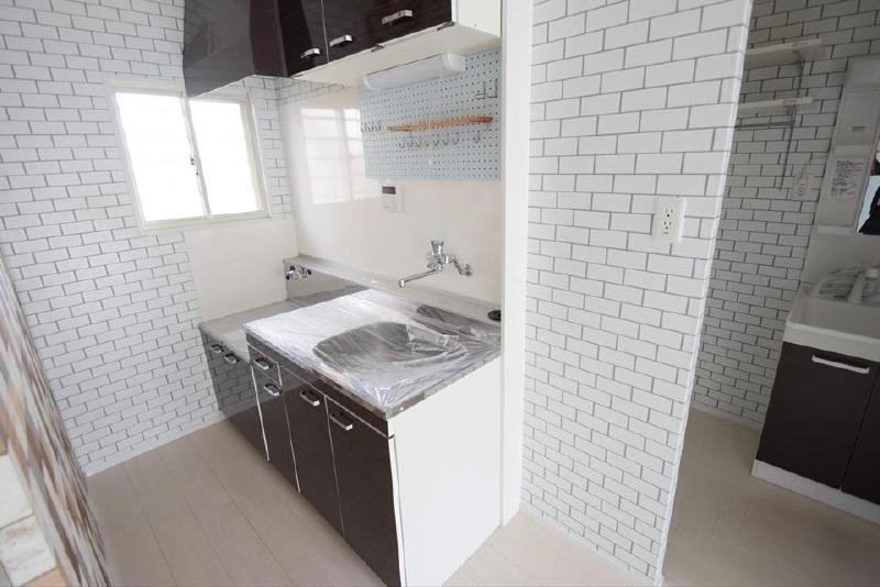 キッチン　小窓付きキッチンスペース