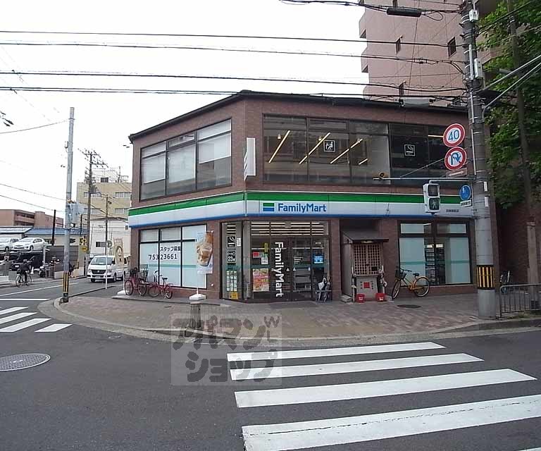 コンビニ　ファミリーマート四条御前店（コンビニ）まで400m