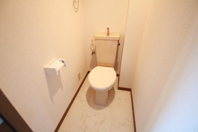 トイレ　※別号室の参考写真です