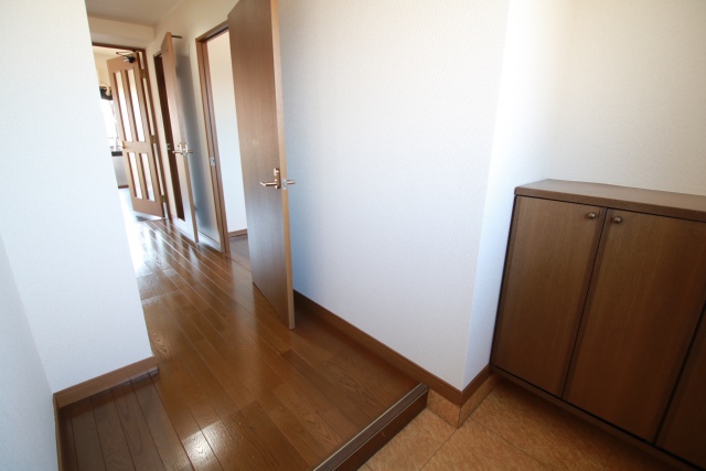 玄関　※別号室の参考写真です