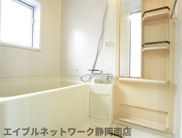 バス・シャワールーム　コンパクトで使いやすいお風呂です