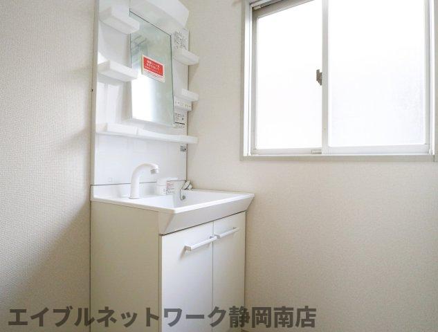 洗面設備　スペースが確保できる洗面所です