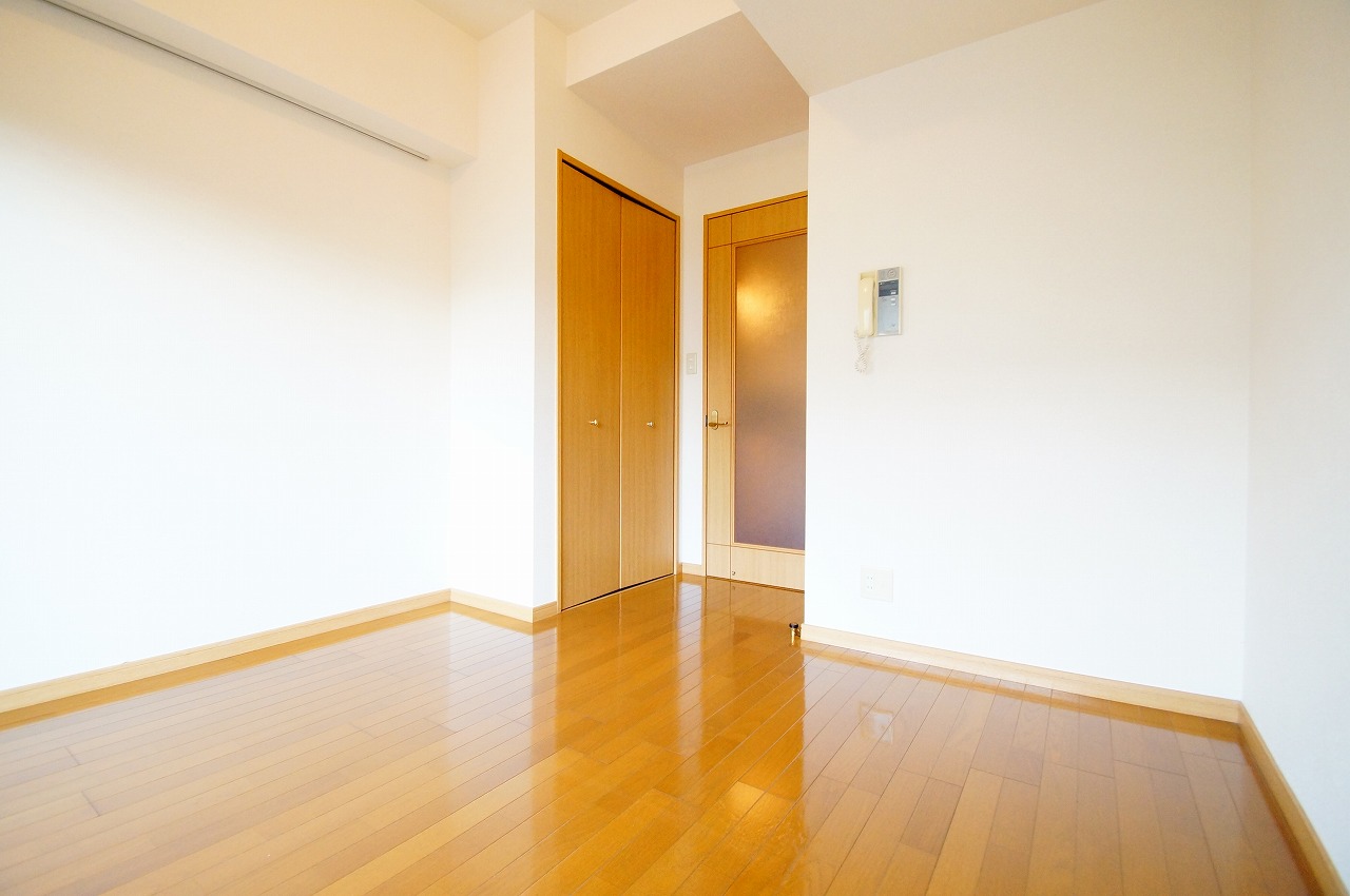 その他部屋・スペース　「居室とキッチンの間に扉あります。」