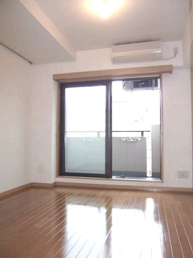 居室・リビング　「落ち着いた色合いの床材を使用した居住空間」