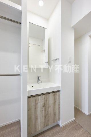 洗面設備　ゆったりとスペースのある洗面所