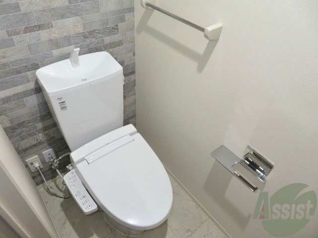 トイレ　トイレはウォシュレット機能付きです。安心して使用できますね。