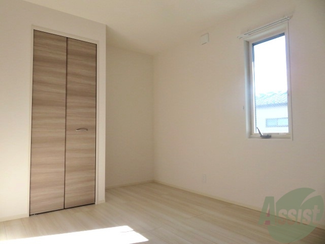 その他部屋・スペース　寝室に使えそうな５．５帖の洋室がありましたよ。