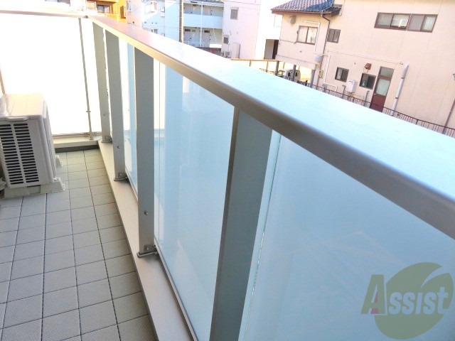 バルコニー　バルコニーは広々としており洗濯物干せそうですね。