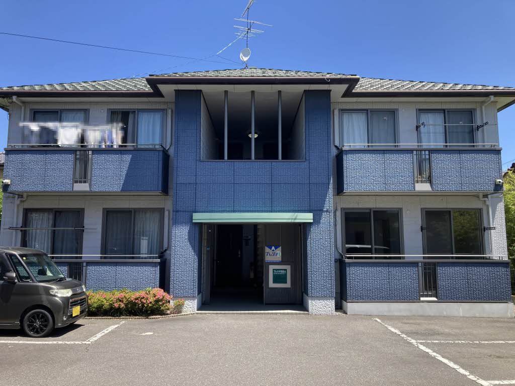 建物外観　白基調の外壁にブルーのアクセント色が爽やかなＡ棟。南側物件…