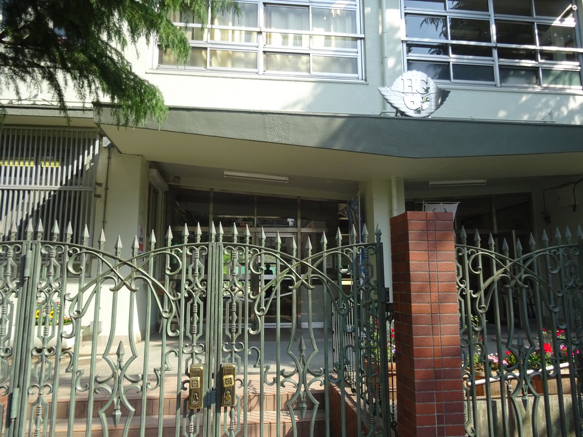 中学校　原宿外苑中学校（中学校）まで643m