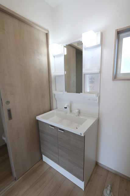 洗面設備　☆便利なシャワー付独立洗面台☆