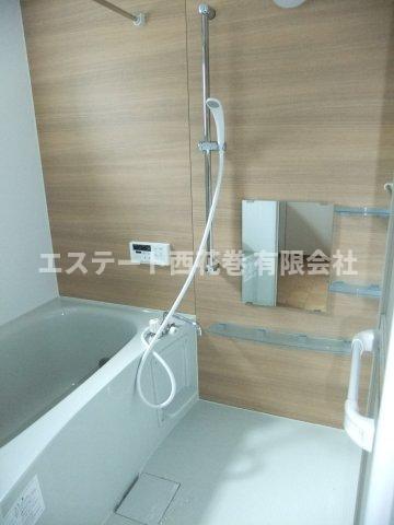 バス・シャワールーム　窓があるので明るいです