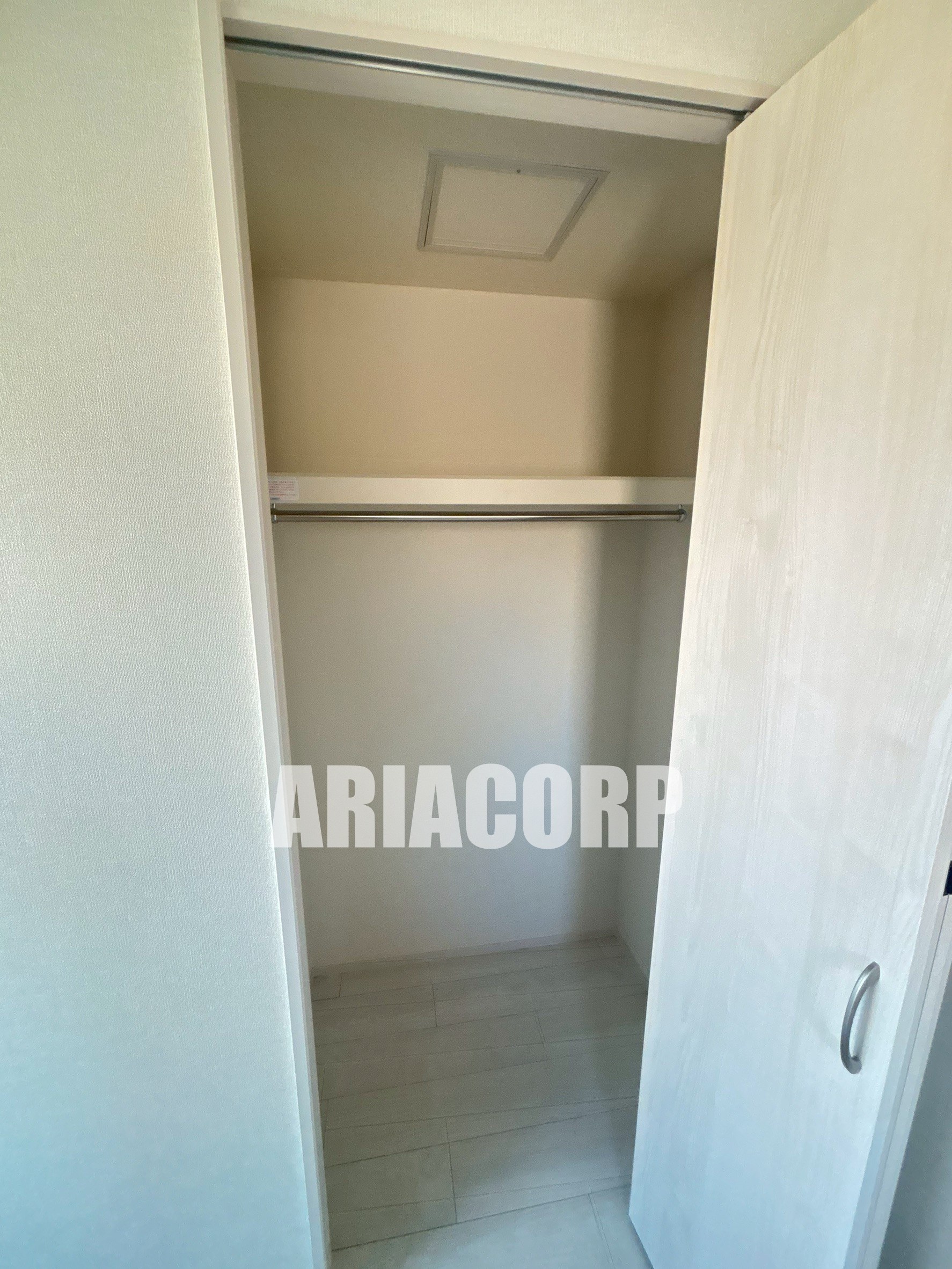 収納　クローゼット。上部には便利な棚がございます！