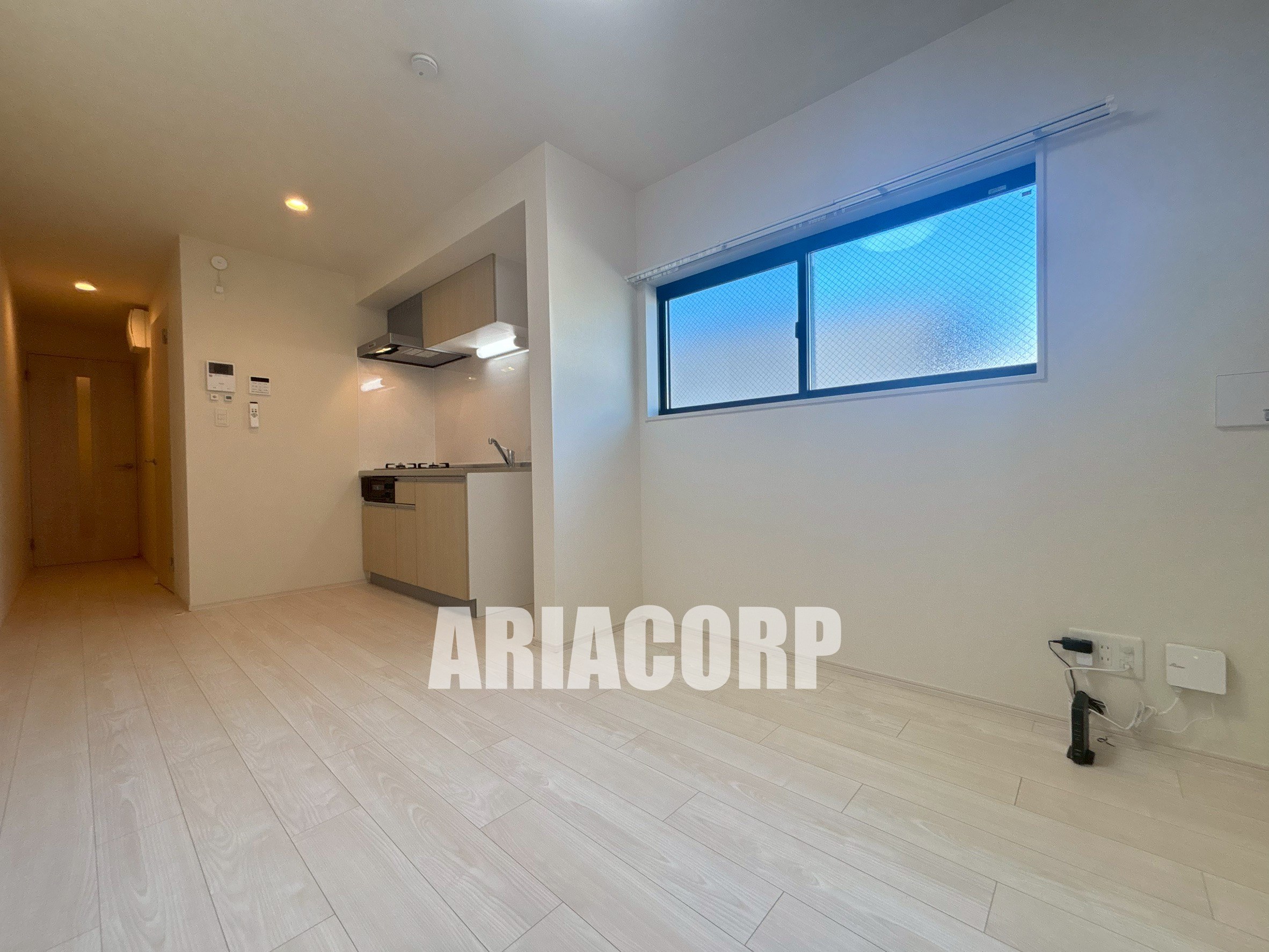 居室・リビング　白を基調としたお洒落なお部屋！奥行きたっぷりの空間です♪