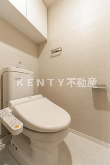 トイレ　落ち着いた色調のトイレです