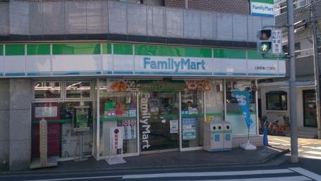 コンビニ　ファミリーマート 三軒茶屋一丁目店（コンビニ）まで102m