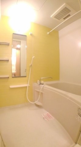 バス・シャワールーム　コンパクトで使いやすいお風呂です