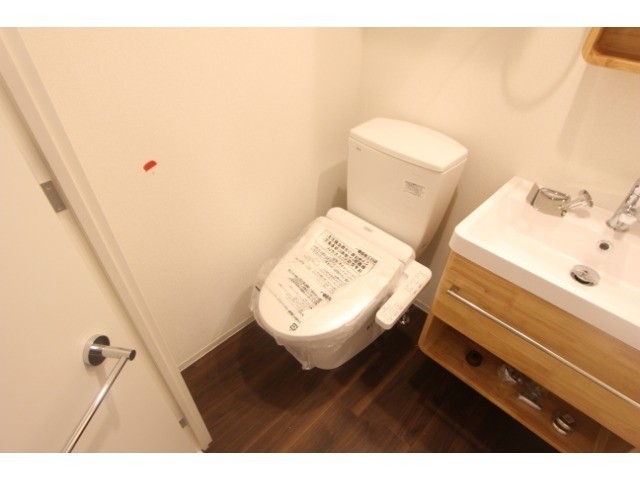 トイレ　同タイプ別号室の写真になります。