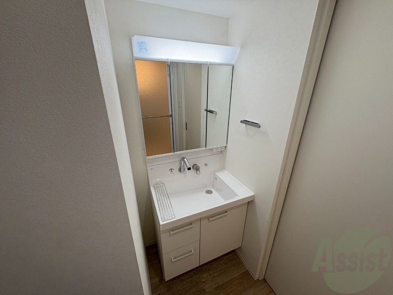 洗面設備　大きくて使いやすそうな独立洗面台になっています。