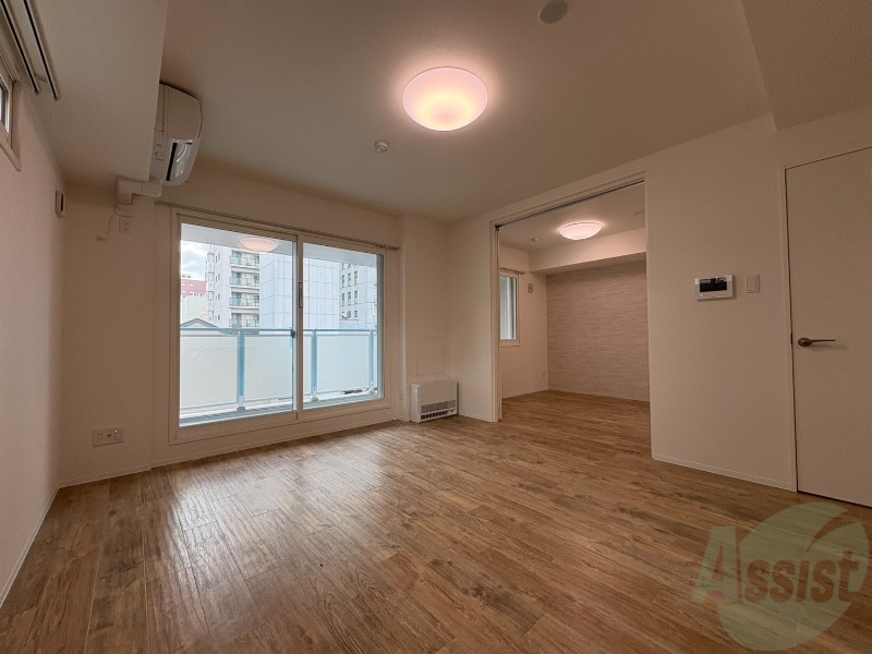 居室・リビング　リビングです。窓が大きくて明るいですね！