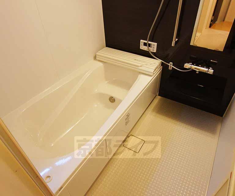 バス・シャワールーム　手足の伸ばせる大きなお風呂です。