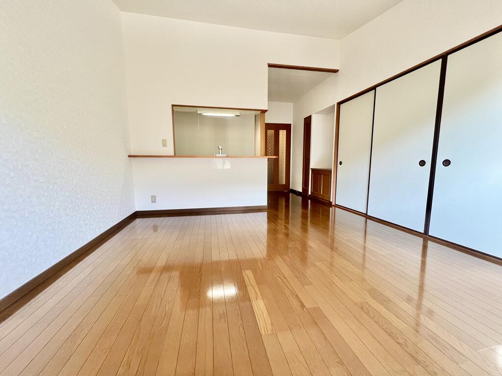 居室・リビング　※同物件、別号室の写真（反転）