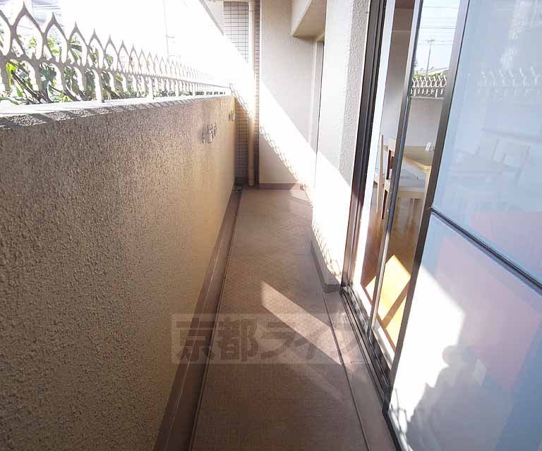 バルコニー　外から見えにくい、塀の高さ。洗濯物もばっちり干せますよ。