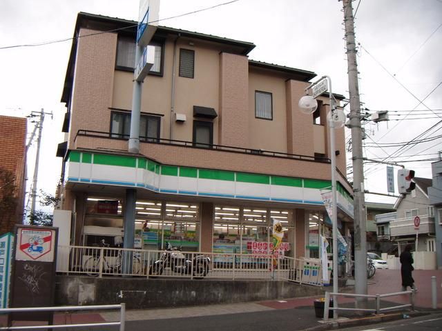 コンビニ　ファミリーマート（コンビニ）まで687m