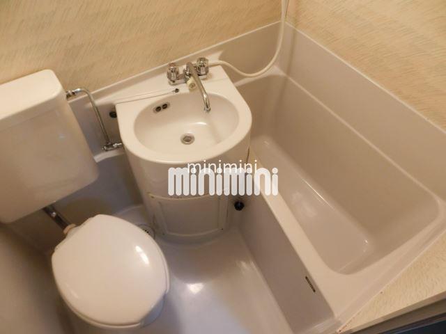 バス・シャワールーム　お手入れのしやすい３点ユニットバスです。