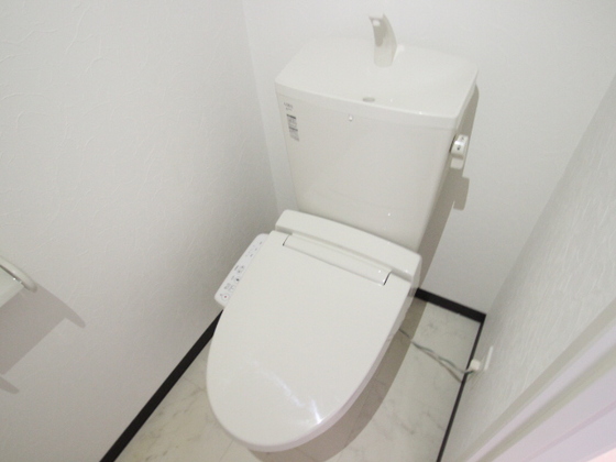 トイレ　※掲載写真は同マンション別部屋参考写真となります。