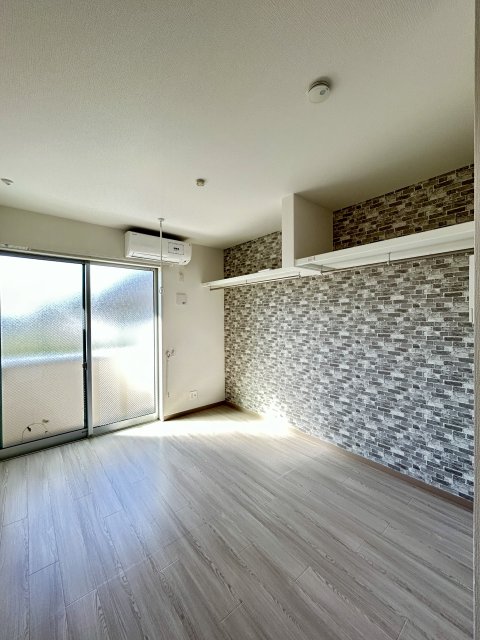 居室・リビング　別号室の写真です（反転）